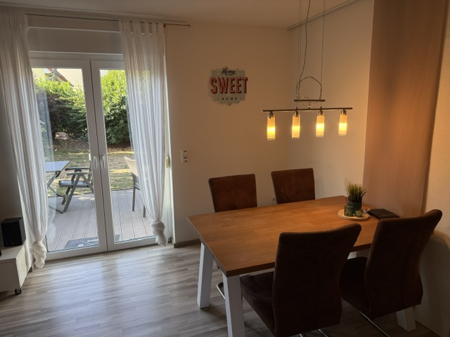Essbereich mit großem Tisch im M&M Ferienapartment Ludwigshöhe